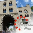 Mittelalterliches Stadttor in Köln mit hohem Bogen und Regio-Colonia-Logo im Vordergrund