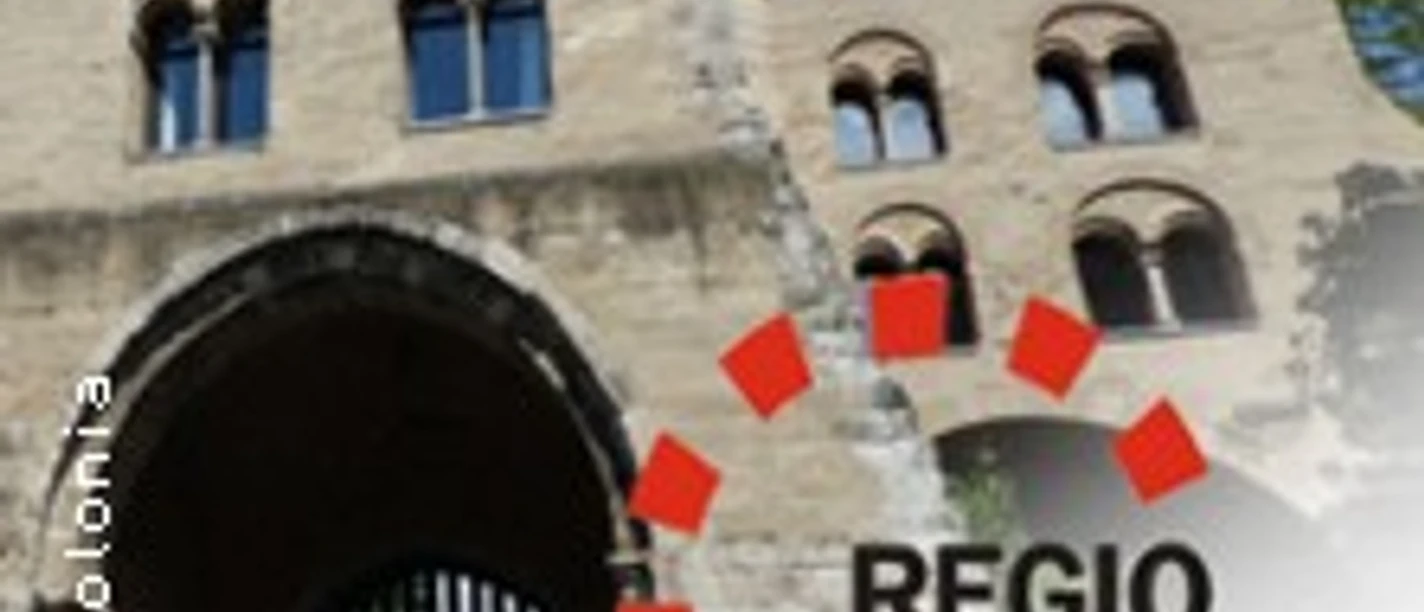 Mittelalterliches Stadttor in Köln mit hohem Bogen und Regio-Colonia-Logo im Vordergrund