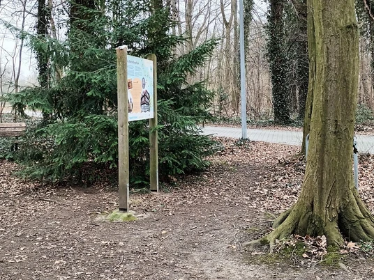 Infotafel am Rastplatz Innerste-Radweg in Salzgitter-Ringelheim mit Fahrradabstellbügel