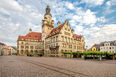 Hôtel de ville sur la place Obermarkt avec Döbeln-Information - Attractions touristiques dans la région de Leipzig La place du marché de Döbeln avec l'hôtel de ville et le centre d'information de Döbeln ainsi qu'une fontaine devant, Leipzig Région, Excursion