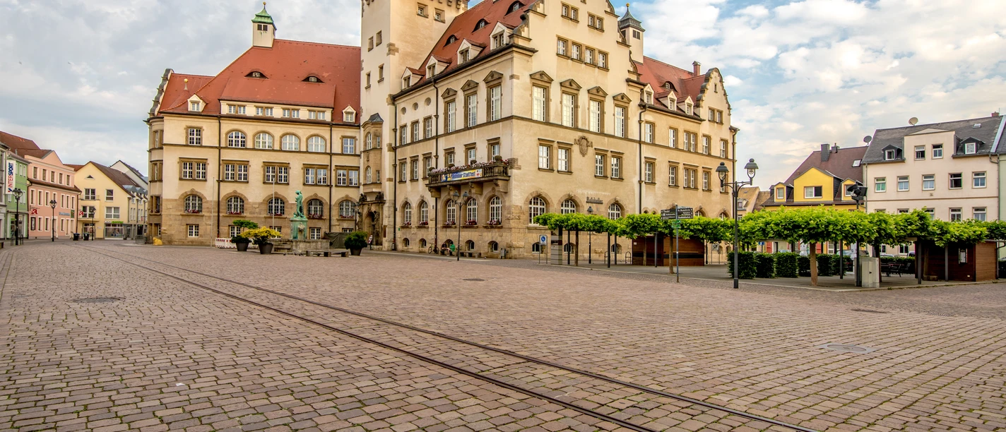 Radnice na náměstí Obermarkt s informačním centrem Döbeln - Památky v Lipsku Döbelnské náměstí s radnicí a informačním centrem Döbeln a kašnou před ním, Lipsko, Výletní trasa