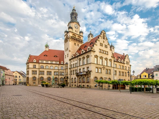 Rathaus auf dem Obermarkt mit Döbeln-Information - Sehenswürdigkeiten in der Leipzig Region Döbelner Marktplatz mit Rathaus und darin befindlicher Döbeln-Information sowie ein Brunnen davor, Leipzig Region, Ausflug