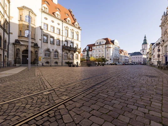 Innenstadt Döbeln - Sehenswürdigkeiten in der Leipzig Region Das Bild zeigt den Döbelner Marktplatz, links befindet sich das Rathaus, davor ein Brunnen und hinter dem Markt, rechts im Bild, sieht man den weißen Turm der Stadtkirche St.Nikolai, Ausflug, Leipzig Region