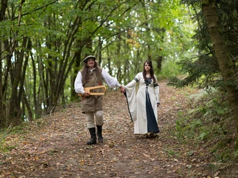 Drosselbart mit Prinzessin im Wald