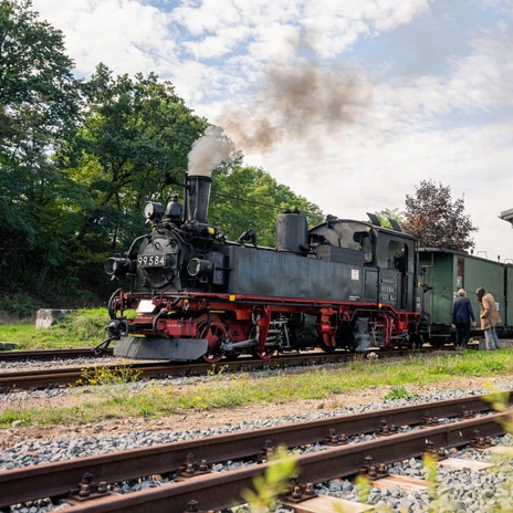 The steaming Döllnitzbahn "Wilder Robert" stands at Oschatz station, where passengers are already waiting, Excursion, Steam locomotive, Leipzig Region