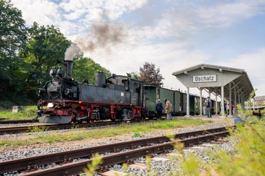 Parowóz Döllnitzbahn "Wilder Robert" na stacji Oschatz, gdzie czekają już pasażerowie, Wycieczka, Lokomotywa parowa, Region Lipsk
