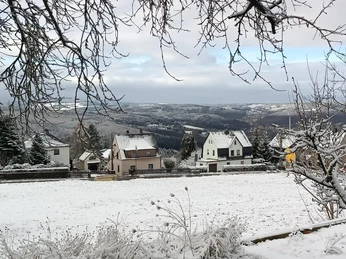 Blick vom Garten ins Gebirge