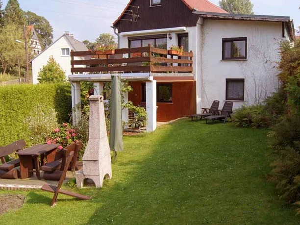 Hausansicht mit Garten