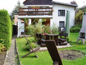 Garten mit Feuerstelle und Spielplatz
