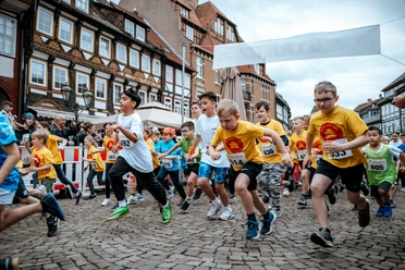 Bierstadtlauf 2024 Viele Kinder am Startpunkt des Einbecker Bierstadtlaufs laufen los.