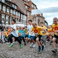 Bierstadtlauf 2024 Viele Kinder am Startpunkt des Einbecker Bierstadtlaufs laufen los.