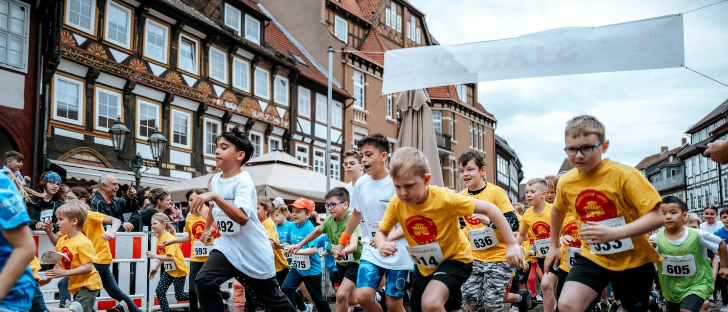 Bierstadtlauf 2024 Many children at the starting point of the Einbecker Bierstadtlauf run.