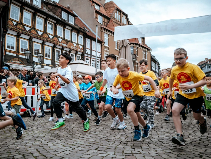 Bierstadtlauf 2024 Viele Kinder am Startpunkt des Einbecker Bierstadtlaufs laufen los.