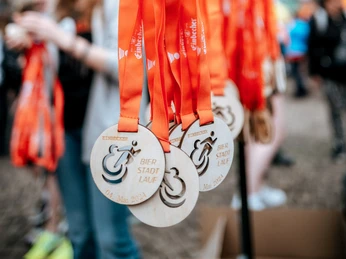 Holzmedaillen Viele Holzmedallien vom Einbecker Bierstadtlauf am orangenen Band.