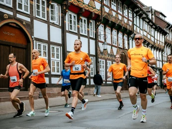 Bierstadtlauf 2024 Laufendem beim Bierstadtlauf vor einer Fachwerkkulisse.