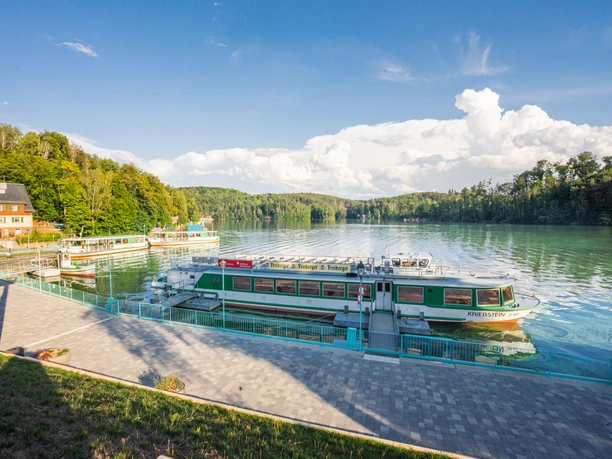Loď z osobní flotily přehrady Kriebstein kotvící v přístavu za slunečného počasí, Výlet, Lipsko, Příroda