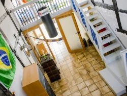 wohnraum2.jpg Luftaufnahme eines Wohnbereichs in einem Fachwerkgebäude mit sichtbaren Holzbalken und Fliesenboden.