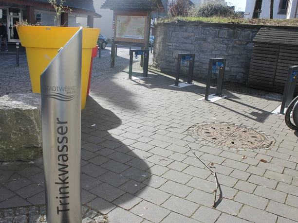 Trinkwasserspender und Ebike-Ladestation.JPG