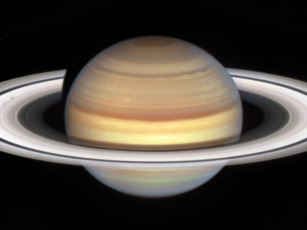 02_hubble-saturn.jpg Der Planet Saturn mit seinen markanten Ringen, aufgenommen vor tiefschwarzem Weltraumhintergrund.