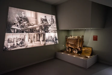 Geoportal Bahnhof Mügeln - Erlebnisausstellung in der Leipzig Region Ausstellungsfläche des Geoportals Bahnhof Mügeln mit Erlebniswelt Kaolin mit historischen Fotos und gefüllten Grubenhunt, Ausstellung, Ausflug, Leipzig Region, Geschichte