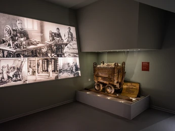 Geoportal Bahnhof Mügeln - Erlebnisausstellung in der Leipzig Region Ausstellungsfläche des Geoportals Bahnhof Mügeln mit Erlebniswelt Kaolin mit historischen Fotos und gefüllten Grubenhunt, Ausstellung, Ausflug, Leipzig Region, Geschichte
