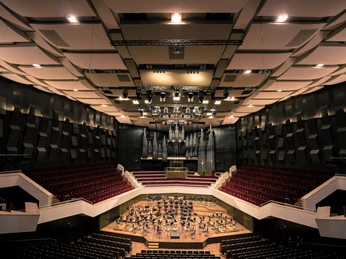 Großer Saal im Gewandhaus zu Leipzig - Musikstadt Leipzig Blick in den Großen Saal des Gewandhauses mit zahlreichen Rängen und Sitzreihen sowie die im Zentrum befindliche Bühne des Gewandhausorchesters und der Orgel, Musikeinrichtung, Musikstadt Leipzig, Sehenswürdigkeit