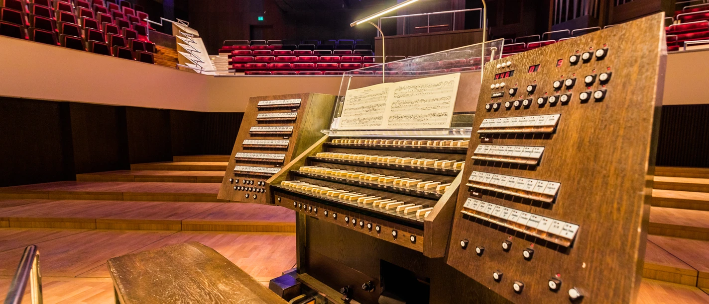Orgel im Gewandhaus zu Leipzig - Musikstadt Leipzig Im Fokus steht die Orgel im Großen Saal des Gewandhauses, wo das Gewandhausorchester spielt, Musikeinrichtung, Musikstadt Leipzig, Kultur