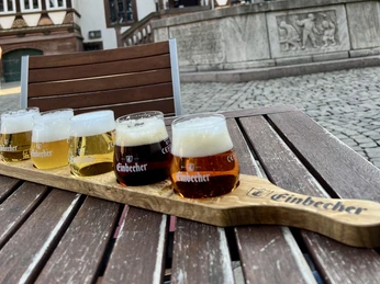 Bierproeverij in Brodhaus Einbeck met uitzicht op het oude stadhuis