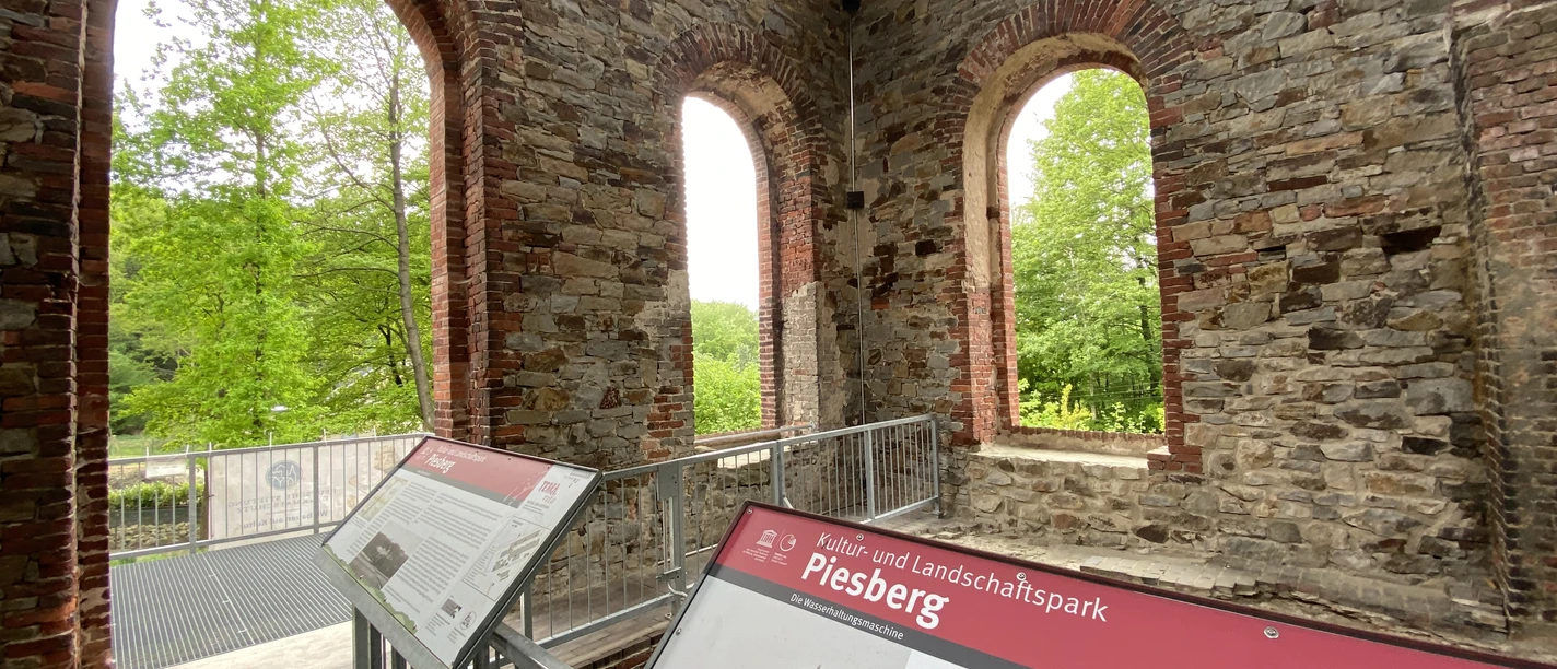 Stuevschacht_innen_Bildrechte_Cornelia Saure.JPG Interior view of a brick tower with open windows and information signs about the Piesberg.