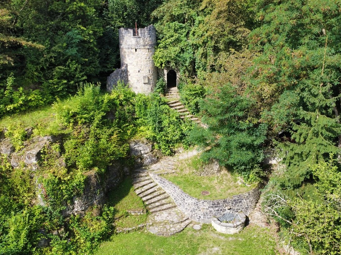 freilichtbuehne_stahle_struck.jpg Luftaufnahme der Freilichtbühne mit Steinturm und altem BaumbestandAerial view of the open-air stage with stone tower and old trees