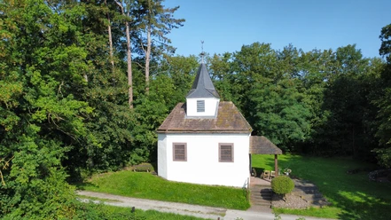 marienkapelle_stahle_struck.jpg Kleine weiße Kapelle auf einer geschützten Waldlichtung