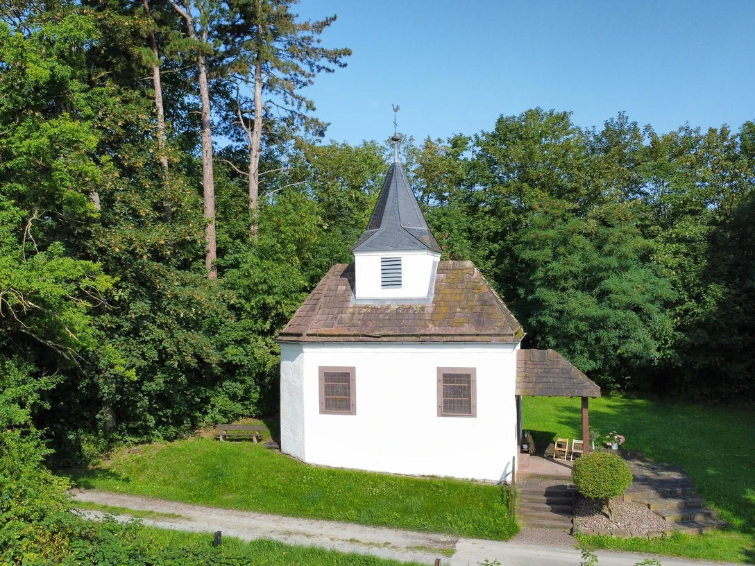 marienkapelle_stahle_struck.jpg Kleine weiße Kapelle auf einer geschützten WaldlichtungSmall white chapel in a protected forest clearing