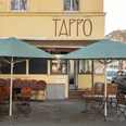 Tappo Außenaufnahme des Restaurants Tappo in Köln mit grünen Sonnenschirmen und leeren Sitzplätzen.Exterior shot of the Tappo restaurant in Cologne with green parasols and empty seats.