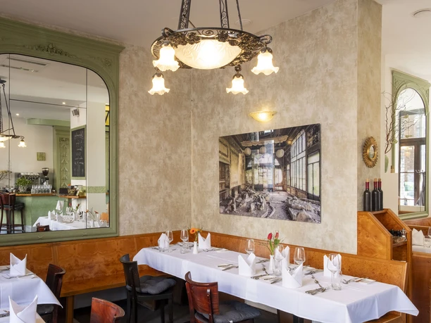 Restaurant Der vierte König Elegant restaurant interior in the Fourth Cologne with laid tables, mirror-covered walls and stylish lighting.