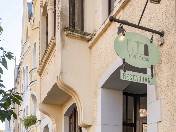 Restaurant Der vierte König Fassade des Restaurants "Der Vierte König" in Köln, mit charakteristischem Schild und Eingangsbereich.