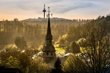 st_anna_kirche_stahle_schmitz.jpg Kirchturmspitze mit Köterberg im Hintergrund