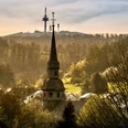 st_anna_kirche_stahle_schmitz.jpg Kirchturmspitze mit Köterberg im HintergrundChurch spire with Köterberg in the background