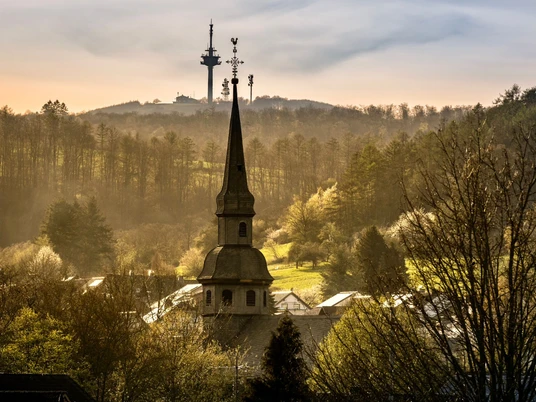 st_anna_kirche_stahle_schmitz.jpg Kirchturmspitze mit Köterberg im HintergrundChurch spire with Köterberg in the background
