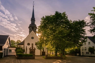 st_anna_kirche2_stahle_schmitz.jpg Kirche im Dorfkern mit Baum an der rechten Seite
