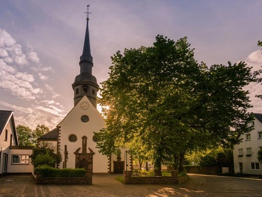 st_anna_kirche2_stahle_schmitz.jpg Kirche im Dorfkern mit Baum an der rechten SeiteChurch in the village center with tree on the right side