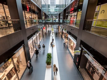 Innenansicht der Höfe am Brühl - Shopping in Leipzig Blick in das zweigeschossige Einkaufszentrum mit zahlreichen Läden, Besuchern und Besucherinnen, Shopping, Freizeit