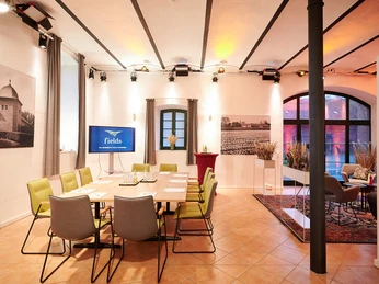 Seminar-Tagungs-Workshop-Meetingraum (1).jpg moderner Meetingraum mit Blockbestuhlung und FernseherModern meeting room with block seating and television