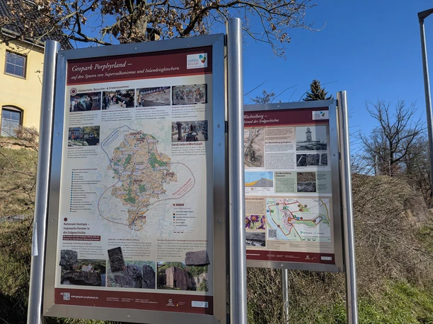 Informationstafeln des Geoparks Porphyrland am Parkplatz Dehnitz