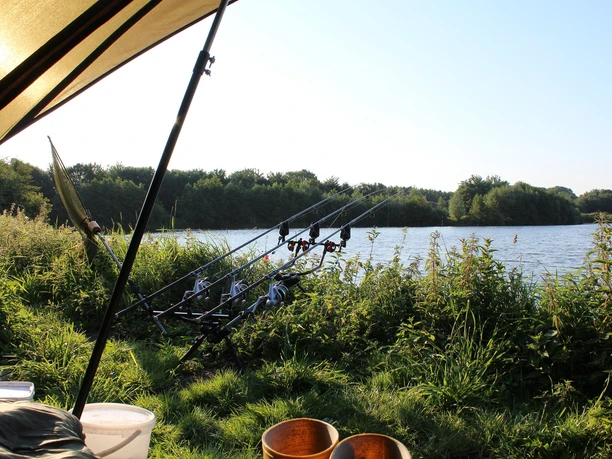 angeln-natur-leer-ostfriesland-internet2.jpg Das Bild zeigt Anglern am See