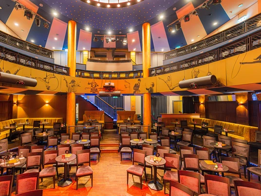 Varietésaal im Krystallpalast Varieté Leipzig - Abendveranstaltungen in Leipzig Blick in den Varietésaal des Krystallpalast Varieté Leipzig mit zahlreichen Stühlen, Tischen und Sitzecken bei heller Beleuchtung, Kultur, AbendveranstaltungView into the Variety Hall of the Krystallpalast Varieté Leipzig with numerous chairs, tables and seating areas with bright lighting, Culture, Evening eventPohled do Varieté sálu Krystallpalast Varieté Leipzig s mnoha židlemi, stoly a místy k sezení s jasným osvětlením, Kultura, Večerní akceWidok na salę Variety Hall w Krystallpalast Varieté Leipzig z licznymi krzesłami, stołami i miejscami do siedzenia z jasnym oświetleniem, Kultura, Impreza wieczornaUitzicht in de variétézaal van het Krystallpalast Varieté Leipzig met talrijke stoelen, tafels en zithoeken met heldere verlichting, Cultuur, AvondevenementVista sulla sala del varietà del Krystallpalast Varieté di Lipsia con numerose sedie, tavoli e posti a sedere con illuminazione brillante, Cultura, Evento serale