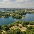 Blick auf Grüner See im Vordergrund und Silbersee im Hintergrund Luftbild zweier Seen inmitten eines grünen Waldgebietes bei Ratingen, im Hintergrund Stadtstrukturen.