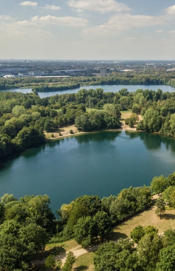 Blick auf Grüner See im Vordergrund und Silbersee im Hintergrund Luftbild zweier Seen inmitten eines grünen Waldgebietes bei Ratingen, im Hintergrund Stadtstrukturen.