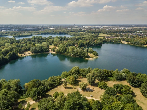 Blick auf Grüner See im Vordergrund und Silbersee im Hintergrund Luftbild zweier Seen inmitten eines grünen Waldgebietes bei Ratingen, im Hintergrund Stadtstrukturen.