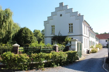 Haus Morp in Erkrath Historische Villa in Erkrath, umgeben von gepflegtem Garten und majestätischer Baumkulisse.