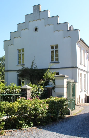 Haus Morp in Erkrath Historische Villa in Erkrath, umgeben von gepflegtem Garten und majestätischer Baumkulisse.